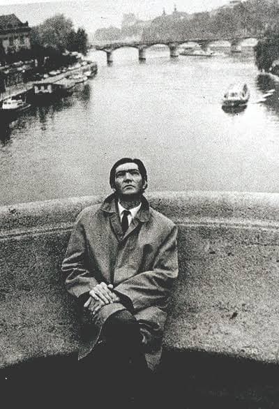 Julio Cortázar junto al Sena, en París